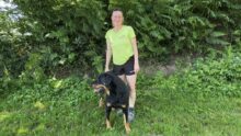 Une femme en tenue de marche avec son chien en pleine nature