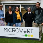 Des personnes devant des bureaux