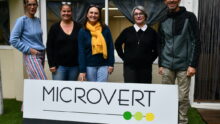 Des personnes devant des bureaux