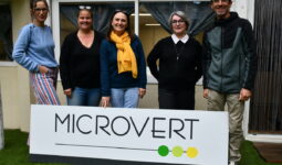 Des personnes devant des bureaux