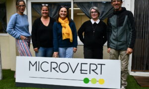 Des personnes devant des bureaux