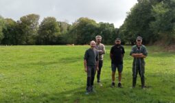 Des hommes dans une pâture