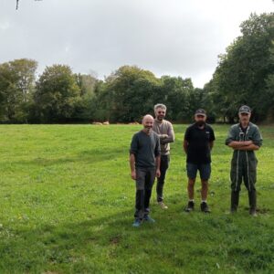 Des hommes dans une pâture