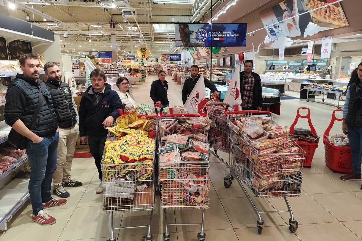 Des agriculteurs avec des caddies pleins dans un supermarché - Illustration FDSEA et JA mobilisés pour l’origine France
