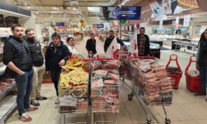 Des agriculteurs avec des caddies pleins dans un supermarché
