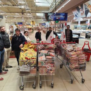 Des agriculteurs avec des caddies pleins dans un supermarché